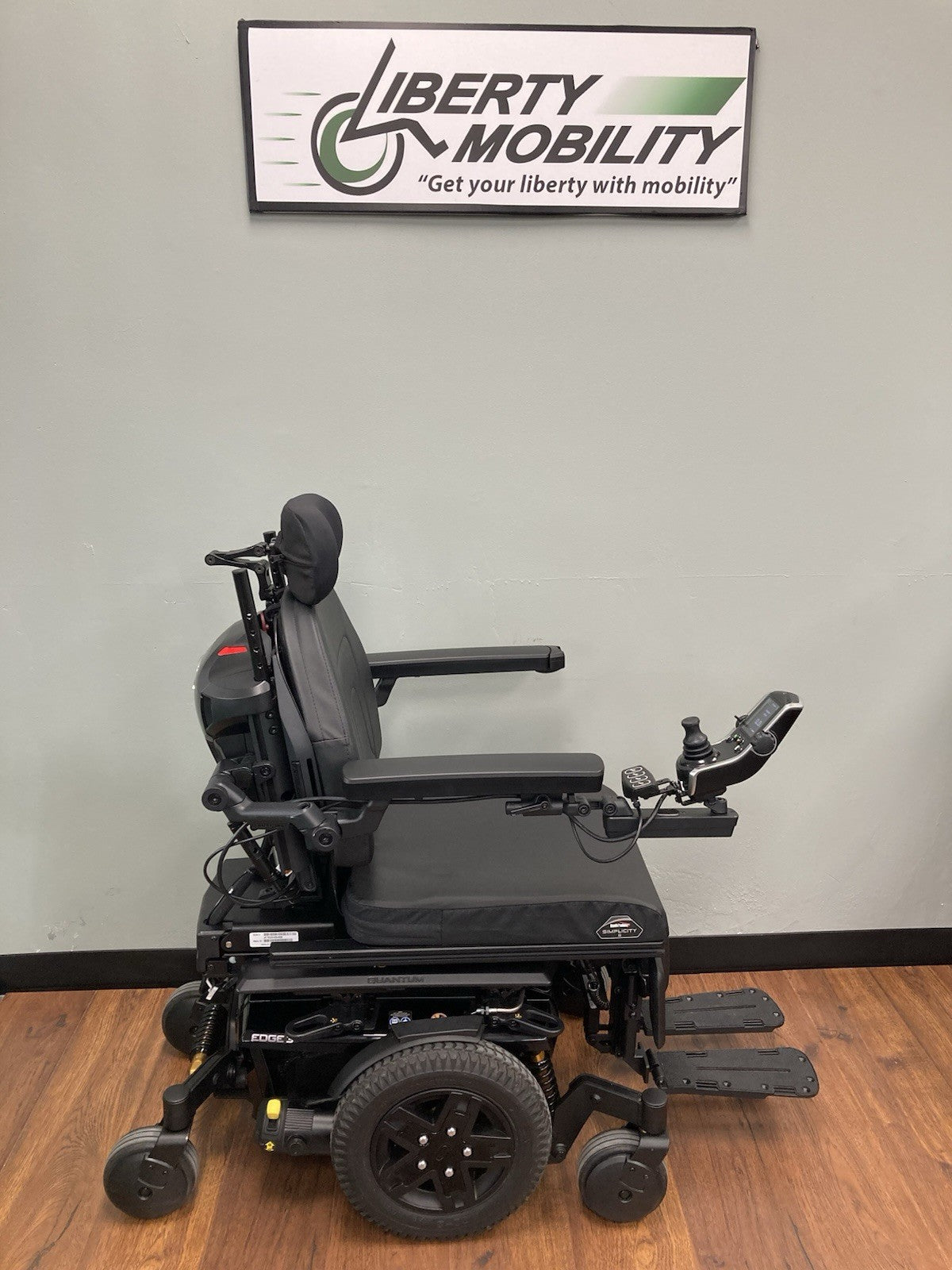 2024 Quantum EDGE 3 w/ Elevate, Tilt, Recline & Legs ~ 14 miles  #LM7625
