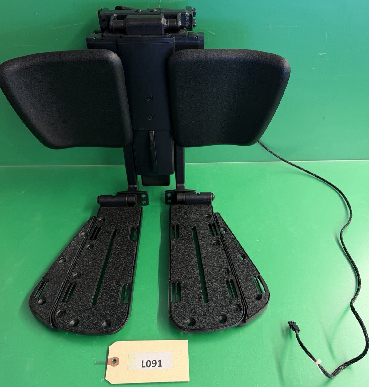 Quantum TB3 Power Wheelchair Center Mount Power Footrest Assembly RIG131138 MINT