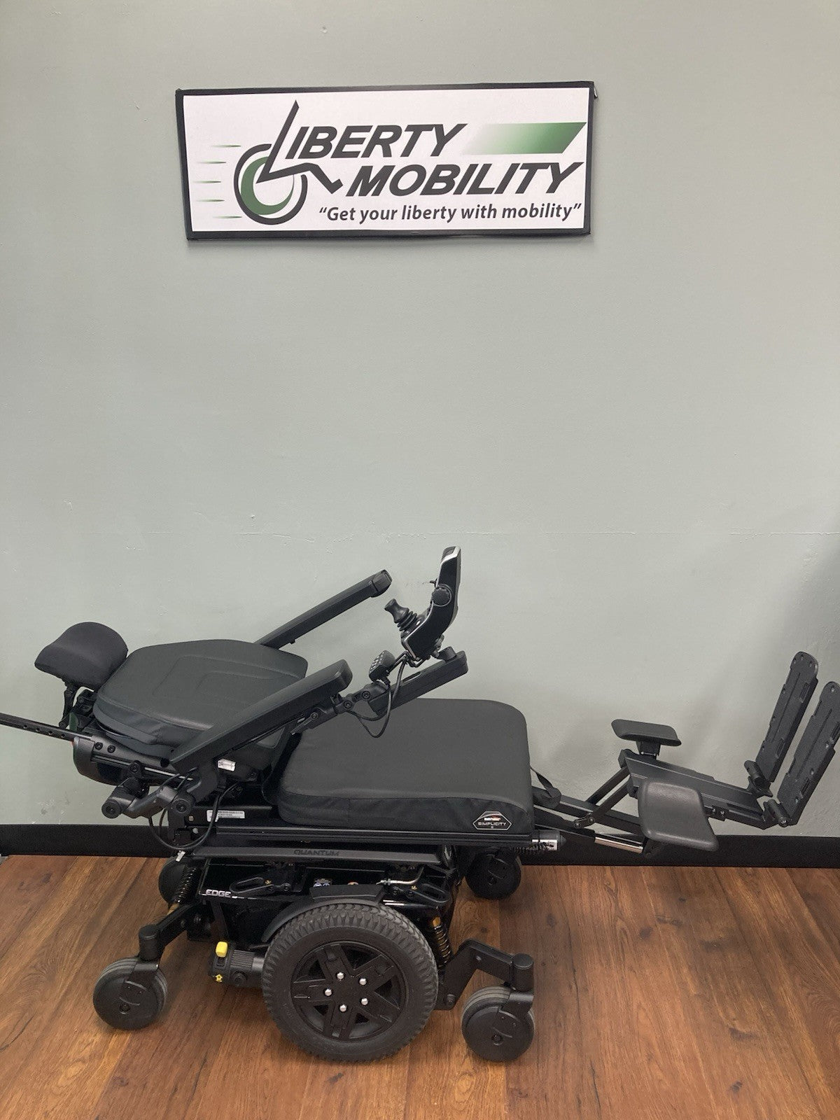 2024 Quantum EDGE 3 w/ Elevate, Tilt, Recline & Legs ~ 14 miles  #LM7625